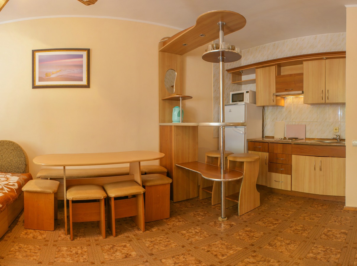 9 линия купить квартиру. Алушта двухкомнатный номер с кухней в номере. Эллинги в Крыму Дельфин Алушта.